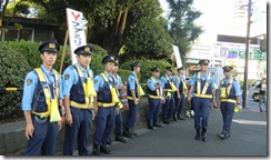 ８月３日官邸前①警官