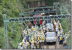 ９月２５日事故現場⑦脱線車両と作業する労働者