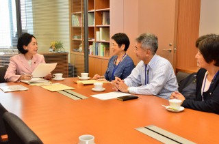 懇談する（左から）畑野君枝衆院議員と竹森裕子横浜弁護士会長ら＝１９日、衆院第二議員会館