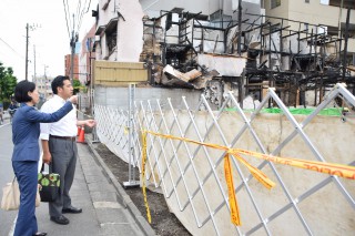 視察する畑野、片柳の両氏＝８日、川崎市川崎区