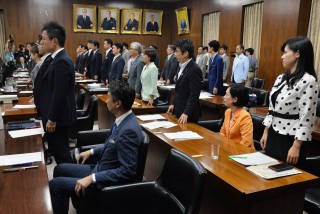 （写真）反対する畑野君枝議員（右から２人目）と清水ただし議員＝５日、衆院法務委