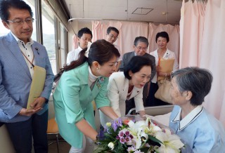 （写真）長崎原爆病院を訪問して被爆患者を見舞う党代表団＝８日、長崎市