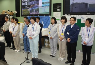 （写真）緊急対策本部で作業員を激励する視察団＝１０日、福島第１原発