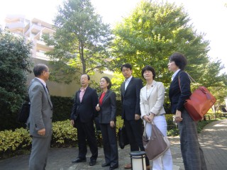 傾斜したマンションを視察する（左から）岩崎、大貫両市議、畑野衆院議員、椎葉参院比例候補、あさか参院神奈川選挙区、大山県議＝１９日、横浜市都筑区