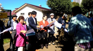 写真）久保田氏から説明を受ける（右から）本村、畑野、椎葉の各氏ら＝８日、神奈川県相模原市