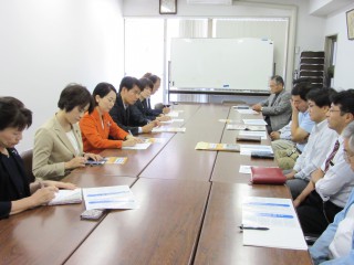 労連の福田氏らと懇談する（左から）大山、畑野、椎葉、あさかの各氏ら＝７日、神奈川労連