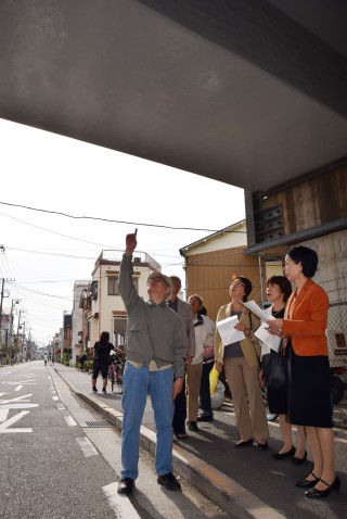 雨どいの穴を確認する畑野、君嶋、市古、三浦の４氏＝１０日、川崎市中原区