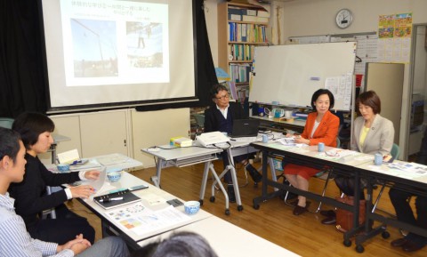 （写真）「文化学習協同ネットワーク」を訪れ、懇談する田村議員（右端）と畑野議員（右から２人目）＝20日、東京都三鷹市