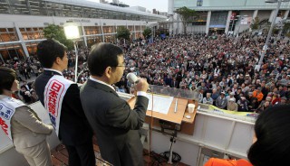 駅前広場を埋めた聴衆に訴える志位和夫委員長と（右へ）畑野君枝衆院議員＝１日、横浜市の桜木町駅前