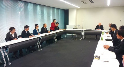千葉県弁護士会の人たち（右側）と意見交換する（左奥から椎葉、畑野氏ら＝１６日、千葉県船橋市