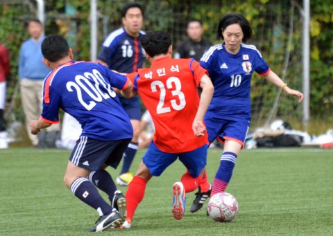 （写真）日韓国会議員の親善サッカーで競り合う畑野衆院議員（右）