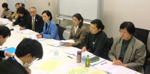 国交省の担当者（手前）に要請する住民代表と（正面右３人目から左へ）斉藤、畑野、清水の各氏＝２６日、衆院第２議員会館