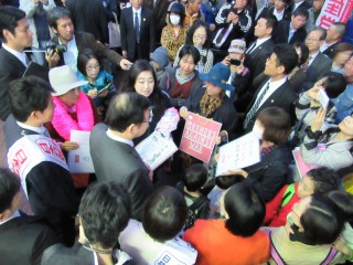 （写真）街頭演説後、戦争法廃止で力を合わせようと交流するママの会と志位委員長＝１日、横浜市・桜木町駅前