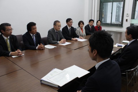 （写真）財務省（右側）に国庫補助維持を申し入れる党国会議員団と松尾氏（向かい側左から４人目）＝１５日、財務省　写真提供「赤旗」