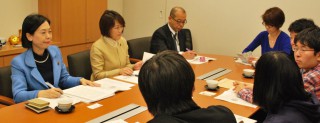 畑野議員（左端）、田村議員に要請する全院協のメンバー＝４日、国会内