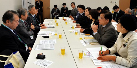 （写真）懇談する国立大学協会（左席の４氏）と、党議員団＝１日、衆院第１議員会館