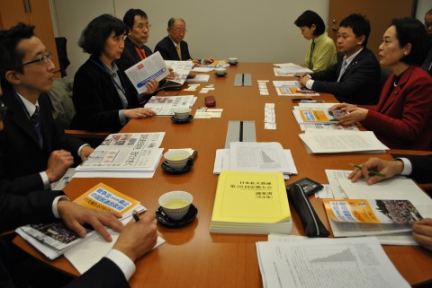 日本私大教連の野中委員長(左から２人目)と懇談する(右から)畑野氏、大平氏＝１５日、国会内