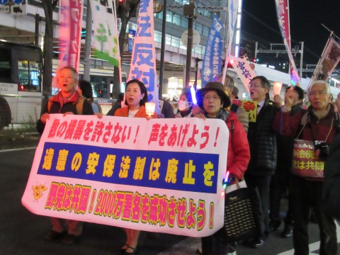 戦争法の廃止などを訴えて歩く、畑野氏（最前列中央）ら＝８日、川崎市川崎区