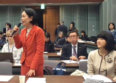 夫婦別姓訴訟最高裁大法廷判決後の報告会で発言する畑野衆院議員＝16日、国会内