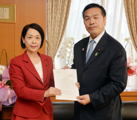 (写真）馳浩文科相(右)に申し入れ書を渡す畑野君枝衆院議員=１８日、文科省