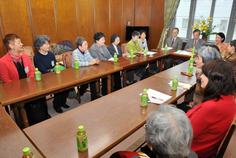 国際婦人年連絡会の人たちと懇談する（右奥、左から）笠井、穀田、畑野の各衆院議員＝１７日、国会内