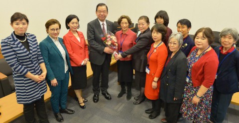 （写真）党国会議員団を激励に訪れた「女の平和」の女性たちから花束を受け取る志位委員長（左から４人目）と（左へ）畑野、池内、本村の各議員＝８日、衆院第１議員会館