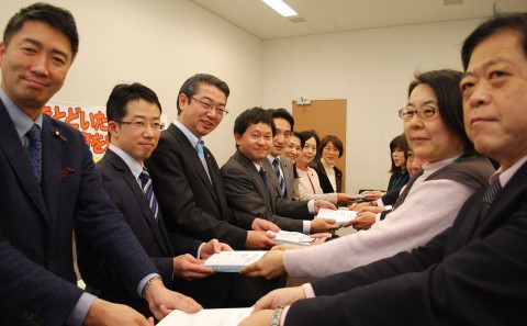 日本共産党の国会議員団（左）に署名を手渡す参加者＝２月２６日、衆院第１議員会館