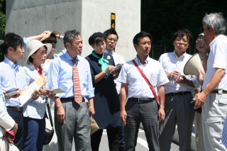 （写真）リニア実験線高架橋の下で、地元の住民（右端）から話を聞く超党派国会調査団＝31日、山梨県笛吹市 しんぶん赤旗より