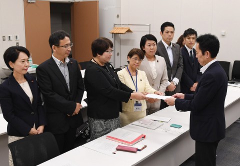 （写真）福島第１原発事故からの復興再生の課題について申し入れる（左から）畑野、塩川、高橋、神山、岩渕、武田、山添の各氏＝23日、衆院第２議員会館（赤旗提供）