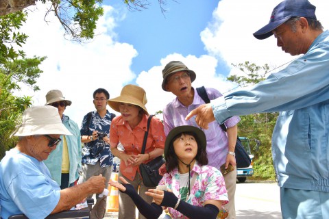 （右２人目から）島津、梅村、畑野の各氏に、包帯を巻いた指を示す島袋文子さん（左端）。右端は具志堅徹前県議＝８月２５日、沖縄県東村高江