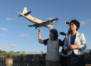 オスプレイが駐機する厚木地を視察する（右から）畑野・斉藤両衆議院議員ら（写真上）。 機体はタッチアンドゴーを繰り返すＰ３Ｃ（写真下） ＝２６日、神奈川県大和市