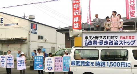 政策パネルを掲げた若者らとともに訴える（車上右から）畑野氏、中沢氏ら＝８月２８日、座間市