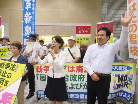 訴える（右から）片柳、畑野の各氏ら＝19日、ＪＲ川崎駅前