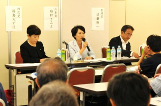 シンポジウムで発言する（左から）福島瑞穂参院議員、畑野君枝衆院議員、近藤昭一衆院議員＝８月１５日、東京都内