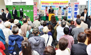 （写真）小池晃書記局長と、あさか由香選挙区予定候補、畑野君枝衆院議員の訴えを聞く人たち＝７日、川崎駅前 しんぶん赤旗」提供