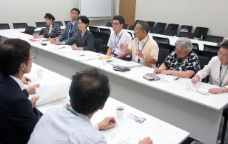 （写真）要請をする榑松議長（奥右から３人目）、平野事務局長（同４人目）ら＝８月２３日、国会内