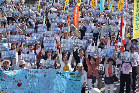 （写真）「原子力空母いらない！」「戦争法今すぐ廃止」と声を上げる集会参加者＝２日、神奈川県横須賀市　赤旗提供