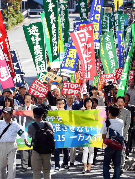 （写真）「ＴＰＰを批准させない」とデモ行進する人たち＝15日、東京都港区，赤旗提供
