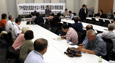 「ＴＰＰ阻止へ運動を強めよう」と確認した情報交換台＝12日、衆院第２議員会館