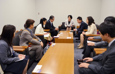 いじめ問題に取り組むＮＰＯ法人の人たちと懇談する（右から）吉良、大平、畑野の各議員＝27日、国会内（写真；赤旗提供）