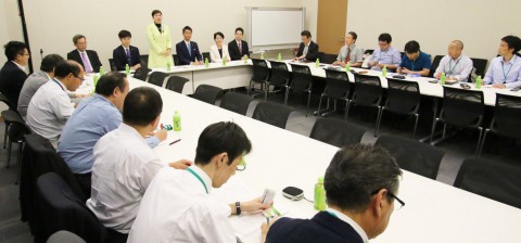 （写真）生公連の代表らと懇談する党国会議員団＝14日、衆院第２議員会館　赤旗提供