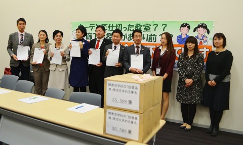 国会議員に請願署名を手渡した「提出集会」＝９日、国会内（写真提供：赤旗）