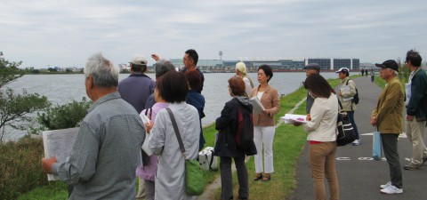 対岸の羽田空港と羽田連絡道路(橋)について説明を聞く畑野氏（右から５人目）ら＝川崎区殿町地区